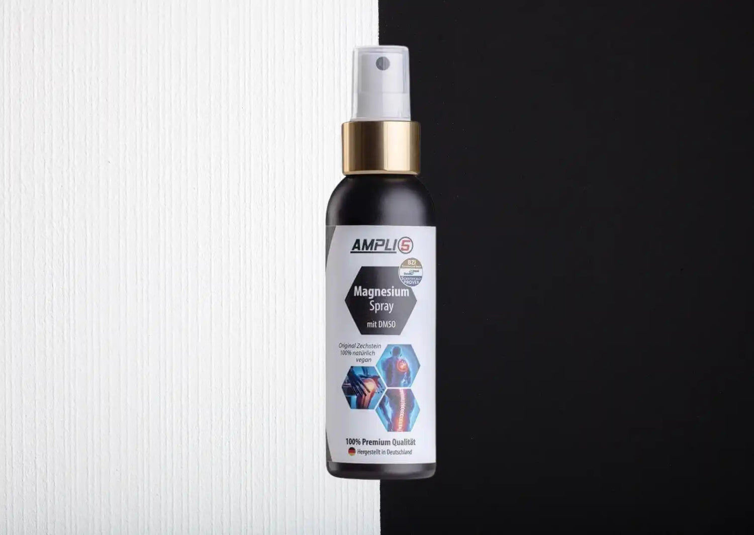Schwarze Sprühflasche mit einem goldenen Deckel und blauen, sechseckigen Designelementen auf dem Etikett.