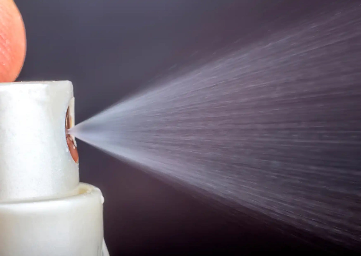 Weiße Kerze, die einen feinen Nebel aus Wassertropfen sprüht.